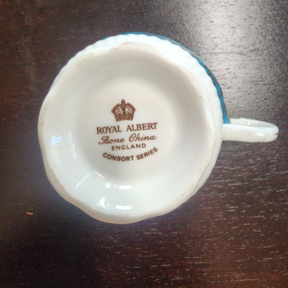 Royal Albert Cream Bone China Plate with Brown Crown Backstamp - Picture 6 of 6